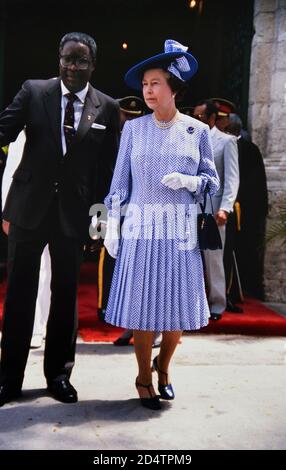 Königin Elizabeth II. In Begleitung von Sir Lloyd Erskine Sandiford, Premierminister von Barbados, anlässlich der Gedenkfeier zum 350. Jahrestag der Gründung eines Parlaments für Barbados. Bridgetown. Barbados. März 1989 Stockfoto