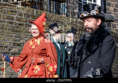 Steampunks besuchen das "sozial distanzierte" Haworth Steampunk Wochenende, in dem ruhigen Dorf in den Pennine Hills von West Yorkshire, England. Stockfoto