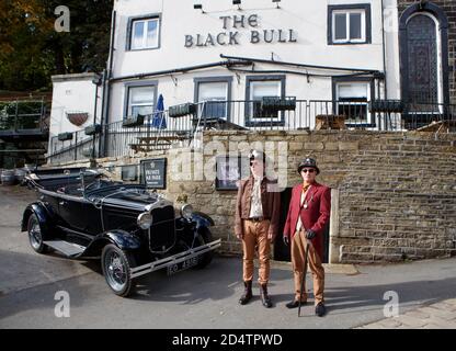 Steampunks besuchen das "sozial distanzierte" Haworth Steampunk Wochenende, in dem ruhigen Dorf in den Pennine Hills von West Yorkshire, England. Stockfoto