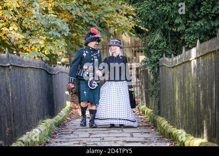 Steampunks besuchen das "sozial distanzierte" Haworth Steampunk Wochenende, in dem ruhigen Dorf in den Pennine Hills von West Yorkshire, England. Stockfoto