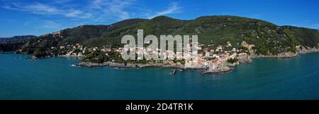 Luftaufnahme von Tellaro, altes und kleines Dorf in der Nähe von Lerici, im Golf von La Spezia (Golfo dei Poeti) Ligurien, Italien, Europa Stockfoto