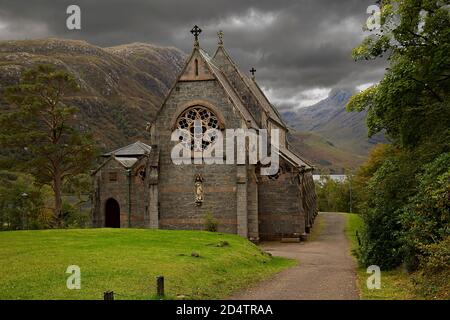 Alte St. Mary's Kirche in Glenfinnan Schottland mit Sturmwolken am Himmel. Stockfoto