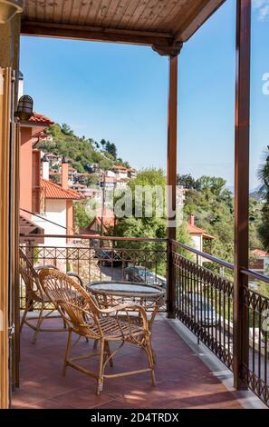 Balkon mit Blick auf das Bergdorf namens Valtessiniko in Arcadia, Peloponnes, Griechenland Stockfoto