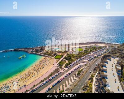 Luftaufnahme des Strandes Playa de Amadores am Gran Canaria Insel in Spanien bei Tageslicht Stockfoto