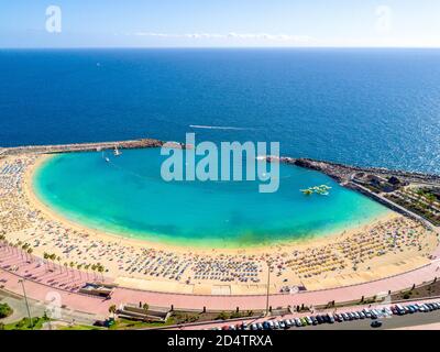 Luftaufnahme des Strandes Playa de Amadores am Gran Canaria Insel in Spanien bei Tageslicht Stockfoto