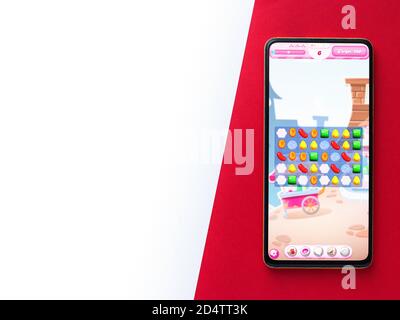 Assam, indien - 11. Oktober 2020 : Candy Crush Saga Logo auf Handy-Bildschirm Stock Bild. Stockfoto