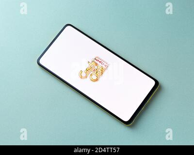 Assam, indien - 11. Oktober 2020 : Candy Crush Saga Logo auf Handy-Bildschirm Stock Bild. Stockfoto
