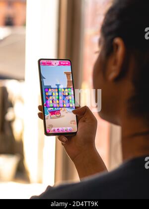 Assam, indien - 11. Oktober 2020 : Candy Crush Saga Logo auf Handy-Bildschirm Stock Bild. Stockfoto