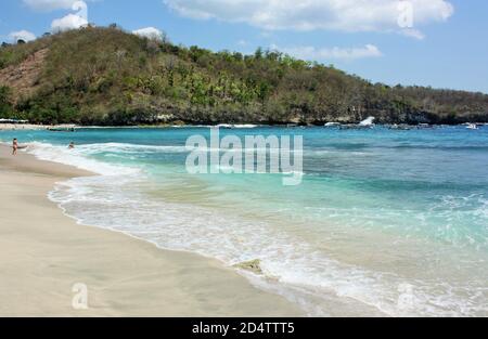 Tropischer Strand mit weißem Sand an der Crystal Bay auf der Insel Nusa Penida, Indonesien Stockfoto