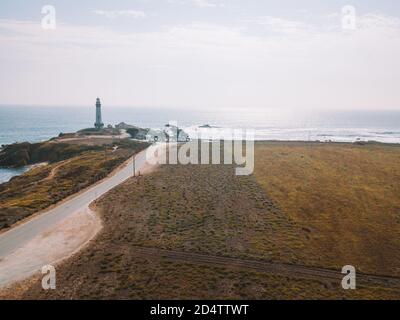 Blick auf eine kleine Straße zum Pigeon Point Leuchtturm Auf bewölktem Hintergrund Stockfoto