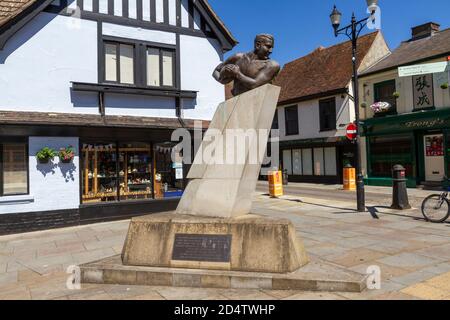 Die Bronzestatue der englischen Rugby-Legende Prinz Alexander Obolensky (von Harry Gray) auf dem Cromwell Square, St. Nicholas Street, Ipswich, Suffolk, UK. Stockfoto