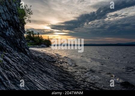 Morgenansicht des Lake Champlain mit dramatischem Himmel und Felsformationen aus der Stadt South Hero in Vermont. Stockfoto