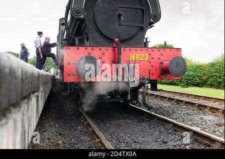 Fahrer bekommt eine Dampflokomotive der USA 0-6-0T auf der Kent und East Sussex Railway in Tenterden, Kent Stockfoto