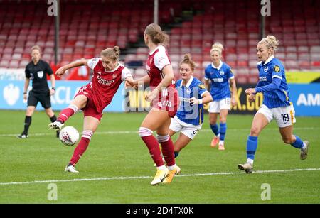 Arsenals Vivianne Miedema (links) erzielt das fünfte Tor ihres Spielers während des Spiels der FA Women's Super League im Broadfield Stadium, Brighton. Stockfoto