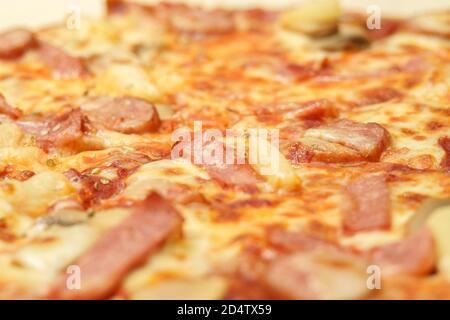 Geschlossen von Belag auf köstliche Pizza Lieferbox Stockfoto