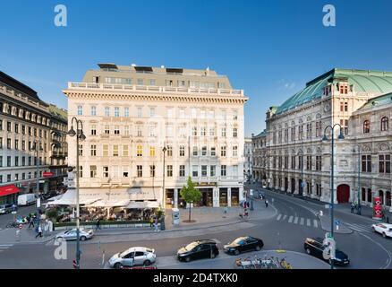 WIEN - 3. MAI: Verkehr auf dem Albertinaplatz vor dem Hotel Sacher und Cafe Mozart mit der Oper rechts in Wien, Österreich am 3. Mai 20 Stockfoto