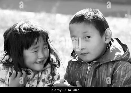 Porträt von zwei Kindern in der mongolischen Hauptstadt Ulaanbaatar, aufgenommen 1977 Stockfoto