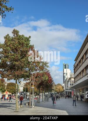 Shopper auf dem Armada Way im Stadtzentrum von Plymouth. Werden neue Lockdown-Maßnahmen dem High Street Heritage Action Plan entgegenwirken? Stockfoto