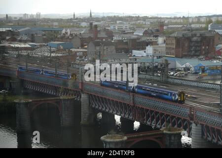 ScotRail Züge fahren auf der Brücke über den Fluss Clyde, Glasgow // © Amy Muir Stockfoto