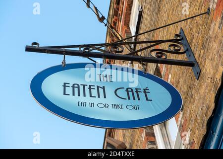 Eton, Windsor, Berkshire, Großbritannien. Oktober 2020. Willkommen Nachrichten für Eton als ein neues Café wird bereit zu öffnen. Zwanzig neue Fälle von Covid-19 wurden in den letzten 24 Stunden im Royal Borough of Windsor and Maidenhead gemeldet. Geschäfte und Restaurants haben mehr Hinweise in ihren Fenstern über die Maßnahmen, die sie ergreifen, um die Ausbreitung von Covid-19 zu stoppen. Die Regierung wird voraussichtlich ein neues dreistufiges System-Lockdown-System für England nach einem zweiten Anstieg in positiven Fällen bekannt geben. Quelle: Maureen McLean/Alamy Stockfoto