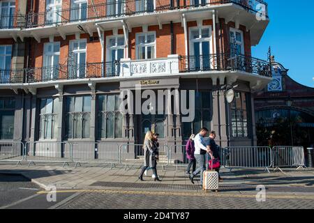 Windsor, Berkshire, Großbritannien. Oktober 2020. Das harte and Garter Hotel and Tower Brasserie ist nach der Covid-19-Sperre geschlossen. Im Herbst sollte im Hotel ein neues Ivy Restaurant eröffnet werden, was aber nicht mehr der Fall ist. Die Zahl der Touristen, die Windsor besuchen, ist deutlich unter den üblichen Zahlen. Zwanzig neue Fälle von Covid-19 wurden in den letzten 24 Stunden im Royal Borough of Windsor and Maidenhead gemeldet. Die Regierung wird voraussichtlich ein neues dreistufiges System-Lockdown-System für England nach einem zweiten Anstieg in positiven Fällen bekannt geben. Quelle: Maureen McLean/Alamy Stockfoto