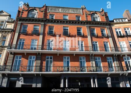 Windsor, Berkshire, Großbritannien. Oktober 2020. Das harte and Garter Hotel and Tower Brasserie ist nach der Covid-19-Sperre geschlossen. Im Herbst sollte im Hotel ein neues Ivy Restaurant eröffnet werden, was aber nicht mehr der Fall ist. Die Zahl der Touristen, die Windsor besuchen, ist deutlich unter den üblichen Zahlen. Zwanzig neue Fälle von Covid-19 wurden in den letzten 24 Stunden im Royal Borough of Windsor and Maidenhead gemeldet. Die Regierung wird voraussichtlich ein neues dreistufiges System-Lockdown-System für England nach einem zweiten Anstieg in positiven Fällen bekannt geben. Quelle: Maureen McLean/Alamy Stockfoto