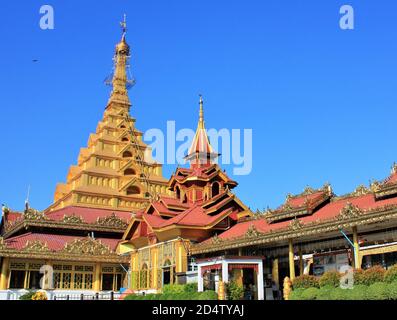 Außenansicht der Mahamuni Buddha Pagode in Mawlamyine, Myanmar Stockfoto