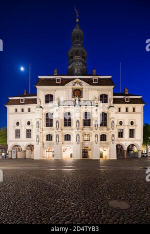 LÜNEBURG - JUNI 05: Das alte Rathaus am Marktplatz in Lüneburg mit nächtblauem Himmel und Mond am 10. Mai 2019. Stockfoto