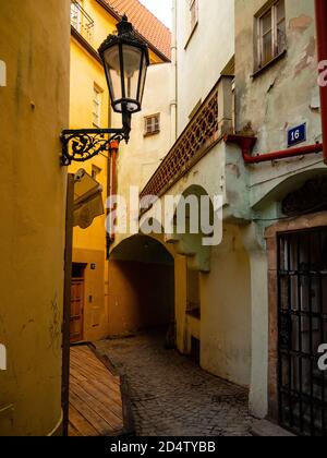 Leere Kopfsteinpflasterstraße in der Altstadt von Prag Stockfoto