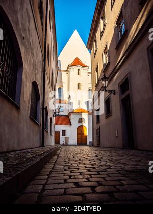 Leere Kopfsteinpflasterstraße in der Altstadt von Prag historischen Viertel führt Zum ehemaligen Klostergebäude Stockfoto