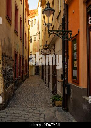 Leere Kopfsteinpflasterstraße in der Altstadt von Prag Stockfoto