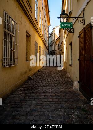 Leere Kopfsteinpflasterstraße in der Altstadt von Prag Stockfoto