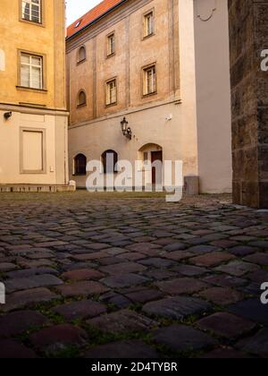 Leere Kopfsteinpflasterstraße in der Altstadt von Prag Stockfoto