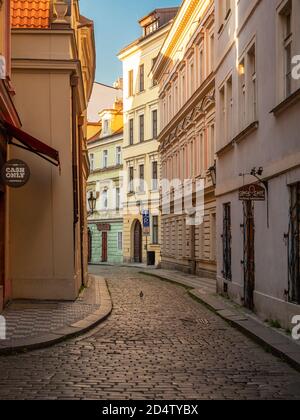 Leere Kopfsteinpflasterstraße in der Altstadt von Prag Stockfoto