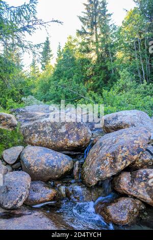 Große Felsen und Fluss des Wasserfalls Rjukandefossen in Hemsedal, Viken, Norwegen. Stockfoto