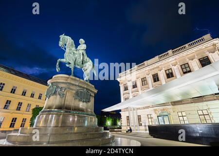 WIEN - 2. MAI: Die Albertina bei einem Gewitter hinter der Erzherzog Albrecht Statue bei Nacht in Österreich am 2. Mai 2018. Stockfoto