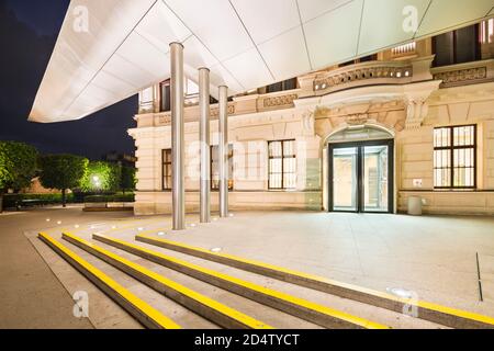 WIEN - 2. MAI: Eingang der Albertina mit ihrem modernen Dach bei Nacht in Österreich am 2. Mai 2018. Stockfoto