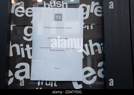 Windsor, Berkshire, Großbritannien. Oktober 2020. Der T2-Shop in Windsor ist nun geschlossen. Zwanzig neue Fälle von Covid-19 wurden in den letzten 24 Stunden im Royal Borough of Windsor and Maidenhead gemeldet. Die Regierung wird voraussichtlich ein neues dreistufiges System-Lockdown-System für England nach einem zweiten Anstieg in positiven Fällen bekannt geben. Quelle: Maureen McLean/Alamy Stockfoto