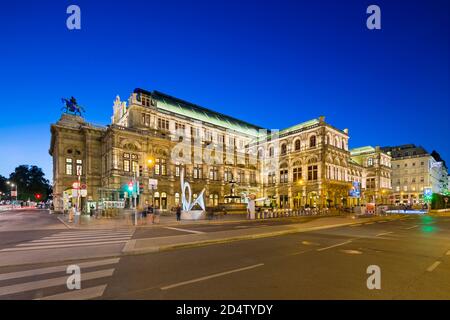 WIEN - 6. MAI: Seitenansicht der Wiener Staatsoper hinter einer Straße bei Nacht am 6. Mai 2018. Stockfoto