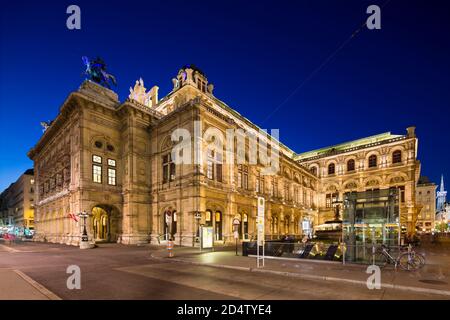 WIEN - 6. MAI: Vorderansicht der Wiener Staatsoper mit der Opernpassage bei Nacht am 6. Mai 2018. Stockfoto