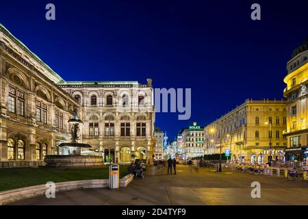 WIEN - 6. MAI: Seitenansicht der Wiener Staatsoper mit nächtlichen Touristen am 6. Mai 2018. Stockfoto