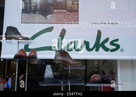 Windsor, Berkshire, Großbritannien. Oktober 2020. Clarks Shoes Shops erwägen einen CVA-Vorschlag, der 50 ihrer Schuhgeschäfte nach der Coronavirus-Pandemie dem Risiko einer Schließung aussorgt. Quelle: Maureen McLean/Alamy Stockfoto