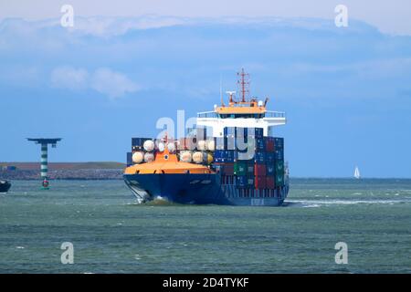 Hoek van Holland, Rotterdam, Niederlande 2. Juli 2020: Rotes Frachtschiff verlässt den Hafen von Rotterdam in den Niederlanden Stockfoto