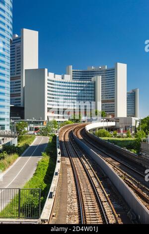 WIEN - 6. MAI: Das Vienna International Center oder UNO City mit Bahngleise am 6. Mai 2018. Stockfoto