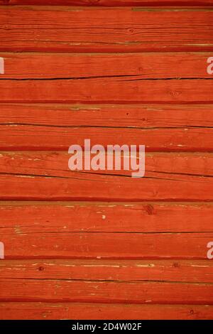 Nahaufnahme einer mit roter Ockerfarbe bemalten Blockwand, Finnland Stockfoto