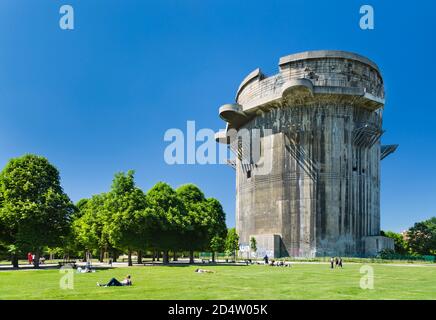 WIEN - 6. MAI: Einer der berühmten Flaktürme aus dem 2. Weltkrieg im Augarten in Wien, Österreich mit blauem Himmel und einigen Menschen am 6. Mai 201 Stockfoto