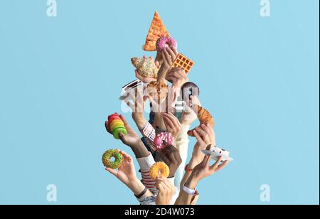 Die Menschen halten verschiedene Desserts in ihren Händen. Das Konzept von Lebensmitteln und Süßigkeiten. Weihnachtsbaum. Stockfoto