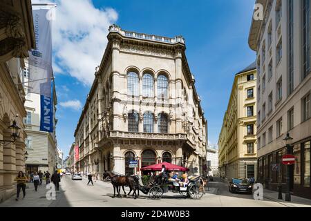 WIEN - 3. MAI: Blick entlang der Herrengasse in Wien, Österreich mit einer Kutsche vor dem Cafe Central am 3. Mai 2018 Stockfoto