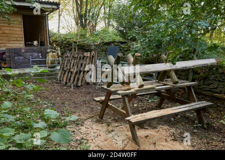 Aus alten Zaunpfählen, Planken und einem Picknicktisch gefertigt, erfüllt ein selbstgemachtes Sägepferd seinen Zweck auf dem Kleinbetrieb in Nidderdale, 900 Meter Stockfoto