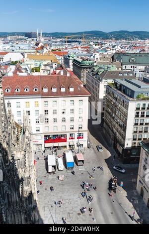 WIEN - 7. MAI: Verkehr auf dem Stephansplatz vor dem Stephansdom in Wien, Österreich am 7. Mai 2018 Stockfoto